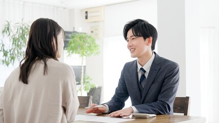 来客と面談するスーツの男性