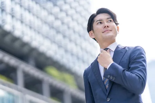 スーツ姿のビジネスパーソンのイメージ